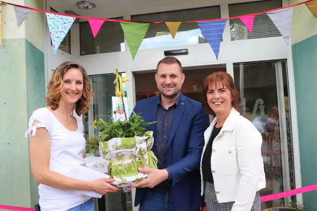 Gloria Hergan vom Verein Nachhaltig in Premstätten (li) mit Bgm. Matthias Pokorn und Vzbgm. Ingrid Baumhackl bei der Eröffnung des Kostnix-Ladens. | Foto: Edith Ertl