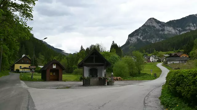 Kapelle und Bushaltestelle