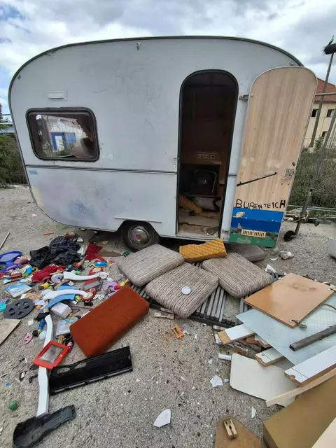 Der alte Wohnwagen gehört auch nicht hier entsorgt. | Foto: privat