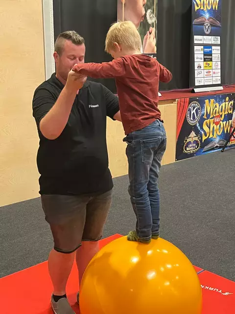 Hannes Pagger und sein Zirkus Minelly luden die Kids zum Mitmachen ein. | Foto: Binder