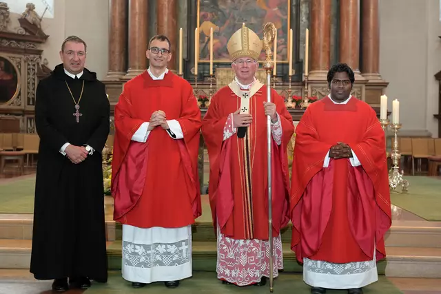 Priesterweihe (v.l.): Erzabt Korbinian Birnbacher, P. Placidus Schinagl, Erzbischof Franz Lackner und P. Franz Bodapati  | Foto: Erzdiazöse Salzburg