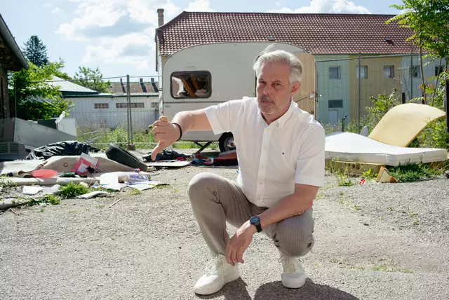 Stadtrat Günther Kautz (SPÖ) vor dem offensichtlichen Unrathaufen in der Werksgasse. | Foto: Santrucek