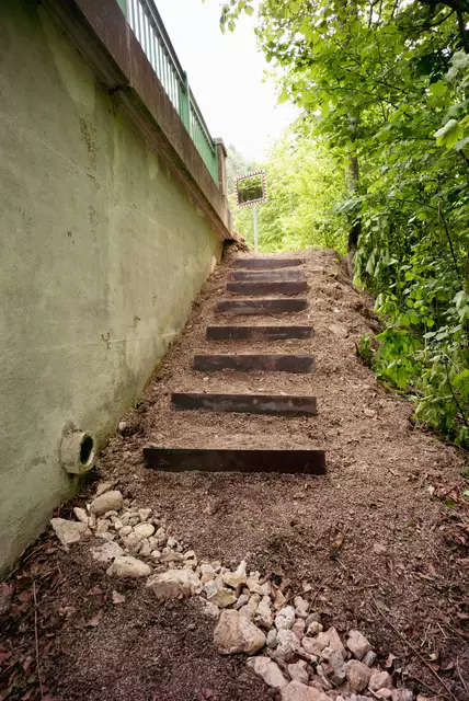 Aufgang zum Grünstreifen neben der B27. | Foto: Santrucek