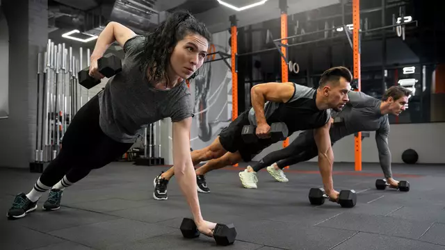 Daniel Witzl von ViennaFitPro hilft seinen Klienten mit individuell abgestimmtem Personal Training, nach einer Operation wieder zu voller Fitness zurückzukehren. | Foto: Freepik