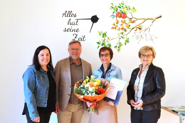 Dr. Claudia Pütz wurde am 23. Mai zur neuen ehrenamtlichen Bildungswerkleiterin von Fuschl am See bestellt. v.l.n.r.: Vizebgm. Simone Meißnitzer, Bgm. Christian Braunstein, Dr. Claudia Pütz (Bildungswerkleiterin Fuschl) und Stefanie Walch (Bezirksleiterin Flachgau) | Foto: Salzburger Bildungswerk/Wolfgang Hitsch