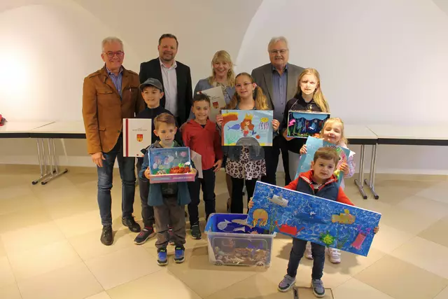 Stadträtin Lisa Miletich (SPÖ, Mitte) mit Bürgermeister Gerhard Weil (SPÖ), Gemeinderat Ronald Altmann (ÖVP), Vizebürgermeister Felix Böhm (LBW) und den Preisträgern und Preisträgerinnen des Kreativwettbewerbs | Foto: Stadt Bruck