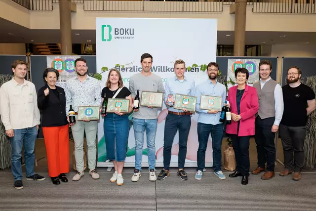 Die Siegerinnen und Sieger der Boku-Weinverkostung 2025 (Mitte) mit Institutsleiterin für Wein- und Obstbau Astrid Forneck (2. v. l.), Rektorin Eva Schulev-Steindl (3. v. r) und den Vertretern der ÖH BOKU (rechts und links außen). | Foto: Boku/Christoph Gruber