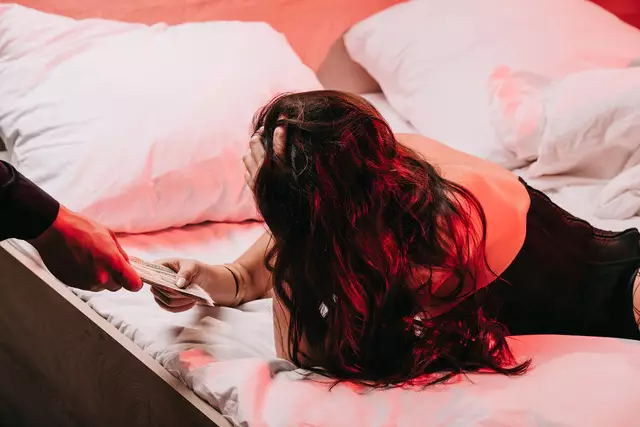 Echter Sex für falsches Geld: Der Freier bezahlte mit gefälschten 50 Euro Scheinen. | Foto: panthermedia/AndrewLozovyi