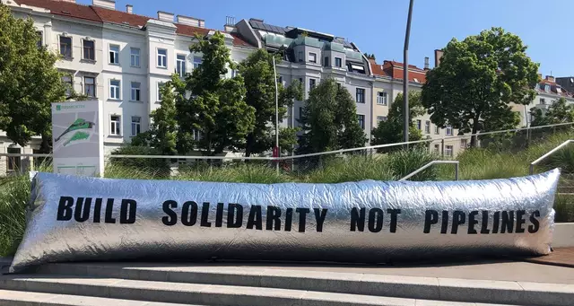 Bereits vor dem Austragungsort der Hauptversammlung wurde protestiert. | Foto: Attac