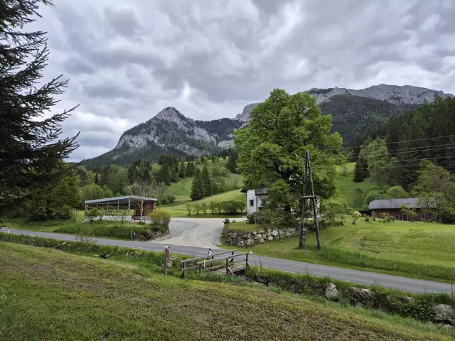 ... und auf die Straße, nach rechts über Knappendorf nach Altenberg