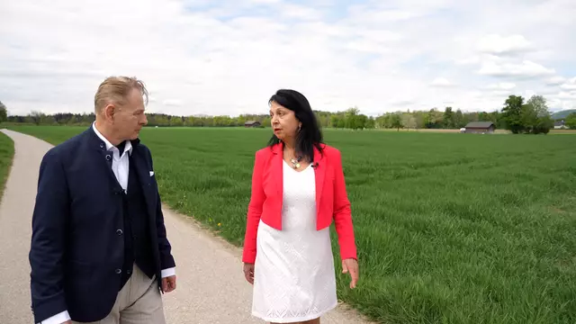 "Es ist eine Herzensprojekt von mir, weil die Jugend sehr offen ist. Es geht nicht darum, dass ich sage: 'Das ist gut oder schlecht', sondern dass man ihnen die europäische Politik erklärt", meint die Leiterin des Salzburger EU-Bürgerbüros. Im Bild: MeinBezirk Chefredakteur Martin Schöndorfer mit der Preisträgerin Gritlind Kettl. | Foto: Stefan Schubert