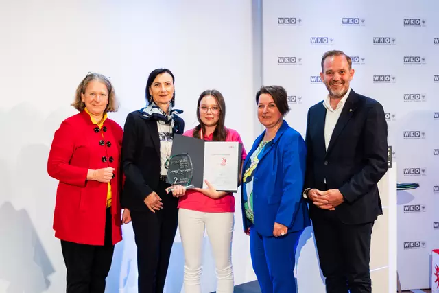 Sophie Leibetseder (m.) gewann den Titel zur besten Nachwuchskosmetikerin österreichs. | Foto: Roland Pelzl/cityfoto