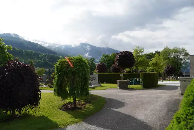 Der Friedhof in Bischofshofen ähnelt einer Parkanlage und ist für viele ein Ort des Wohlfühlens und des Erinnerns. | Foto: Nicole Hettegger