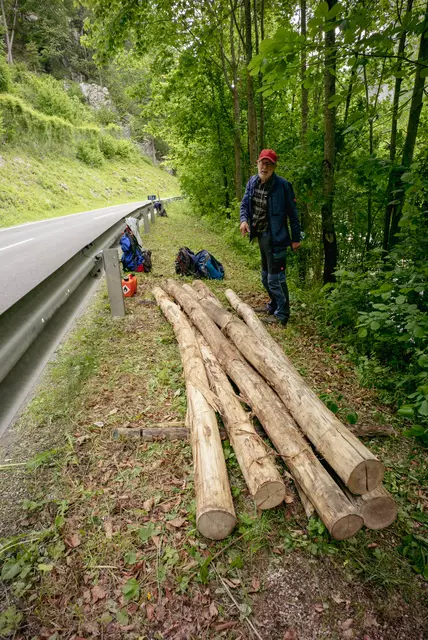 Hubert Prigl bei Hölzern, die für den Flusswanderweg verbaut werden. | Foto: Santrucek