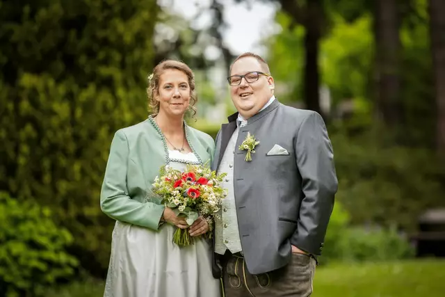 Manuela und Thomas genießen ihre gemeinsame Zeit bei gemütlichen Kinoabenden und aufregenden Reisen.  | Foto: Fotoliesl