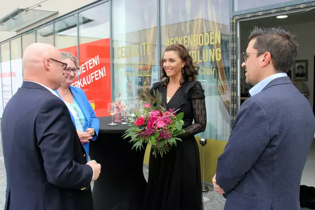 Von der Wirtschaftskammer gab es Blumengrüße zur Studioeröffnung. | Foto: Cescutti