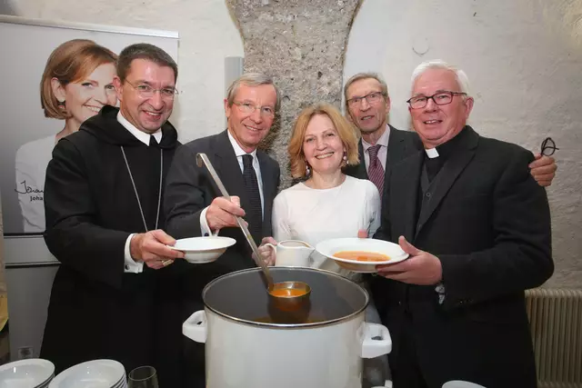 Erzabt Korbinian Birnbacher, LH Wilfried Haslauer, Hauben-Köchin Johanna Maier mit Gatte Dietmar, Erzbischof Franz Lackner, | Foto: Neumayr