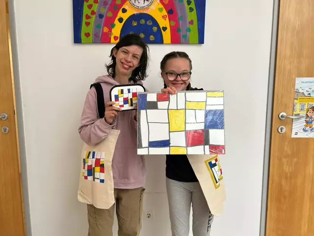 Hanna und Clara freuen sich über ihre Bilder. | Foto: Manfred Kellner