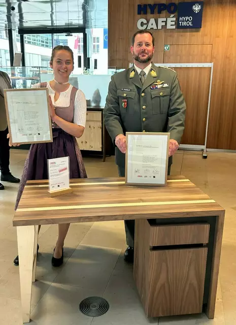 Kathrin Speicher und Kommandant Oberstleutnant  Thomas Preissler mit dem ausgezeichneten Gesellenstück. | Foto: Speicher