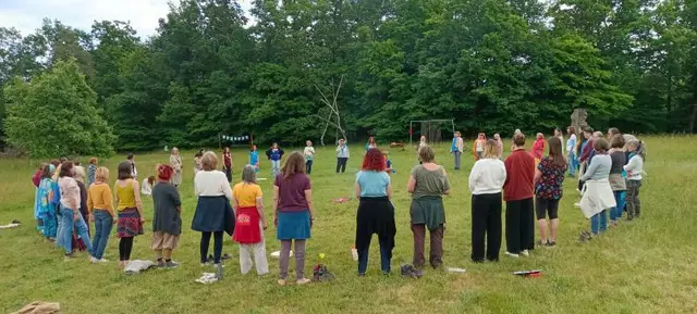 Ein besonderer Programmpunkt war der Glorious Woman Dance, ein intuitiver Tanz, der die Teilnehmerinnen dazu einlud, sich mit ihrer Urweiblichkeit zu verbinden und die eigene Lebensfreude auszudrücken. | Foto: MeinBezirk Horn
