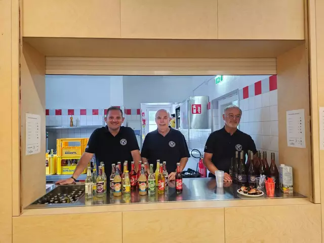 Sie sorgten auch für den Ausschank: Franz Steiner, Manfred Prettenthaler und Helmut Theinschnack. | Foto: Binder