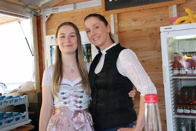 Zahlreiche Gäste wurden vom rührigen Zweiger-Team bestens bewirtet. | Foto: Cescutti