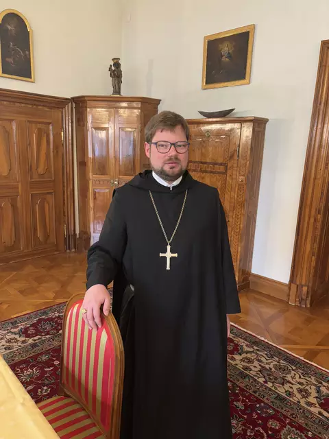 Vor über einem Monat, am Ostermontag, fand die Benediktion des neu gewählten Erzabtes Jakob Auer in der Stiftskirche St. Peter in der Stadt Salzburg statt. Der erst 33-Jährige gilt als 88. Nachfolger des heiligen Rupert (89. Abt, 7. Erzabt von St. Peter). | Foto: Schrofner