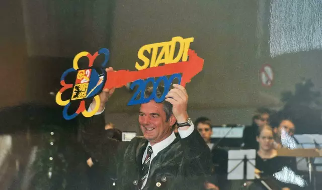 Bischofshofens Alt-Bürgermeister Jakob Rohrmoser im Jahr 2000 bei der Stadterhebung. | Foto: Archiv Stadtgemeinde Bischofshofen