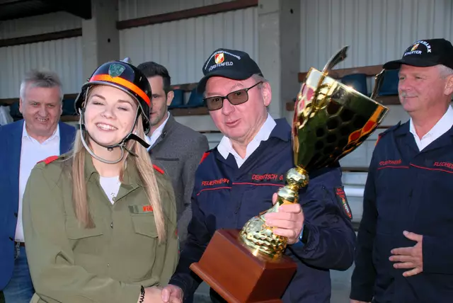 Denn Siegerpokal in Bronze und Silber gewann die Wettkampfgruppe der Feuerwehr Großhartmannsdorf 