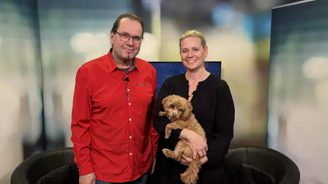 Astrologe Wilfried Weilandt, Moderatorin Sandra Schütz und Astro-Dog Bella haben gemeinsam in die Juni-Sterne geschaut. | Foto: Lukas Triebelnig