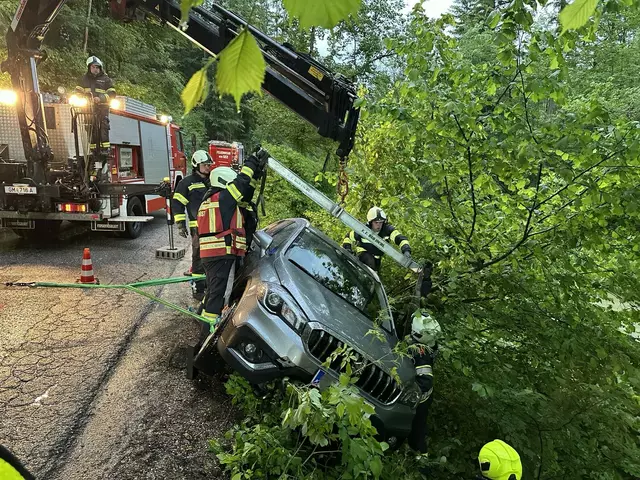 Feuerwehreinsatz in Bad Ischl: Auf der regennassen Fahrbahn war das Fahrzeug von der Engleitenstraße abgekommen. | Foto: FF Lauffen/Alexander Dännhardt
