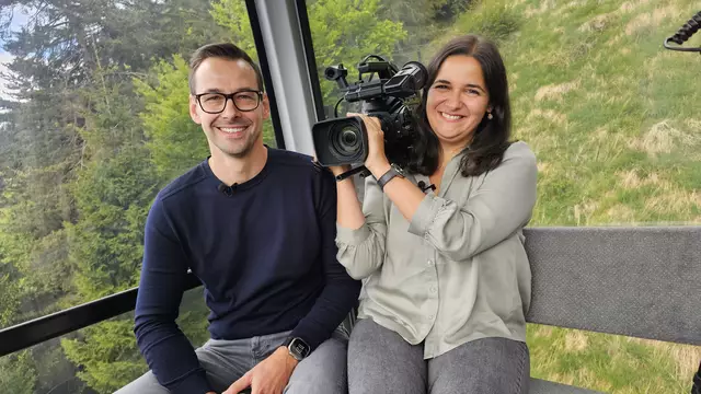 Foto: Sofia Pellegrini: Das Zahnärztepaar Dr. Laura und Dr. Oliver Krebes sind zu Gast in der Fernsehgondel am Muttersberg bei Andreas Seeburger.