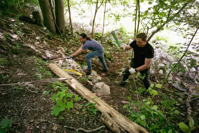Die Freiwilligen schwingen fest die Krampen für den Flusswanderweg. | Foto: Santrucek