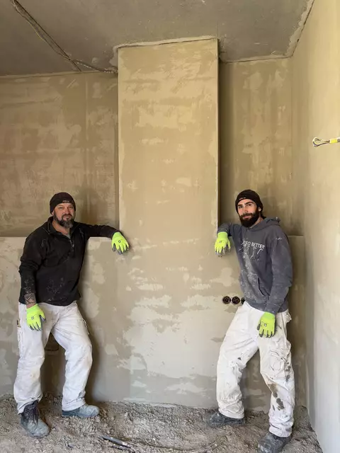 Christian und Andre Rienzner bei der Arbeit. Bevorzugt verarbeiten sie den Kalkputz. | Foto: MeinBezirk