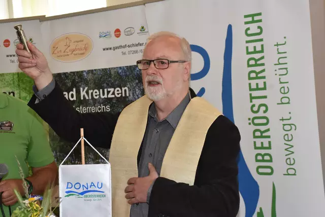 Johann Fehrerhofer bei der Segnung anlässlich der kürzlichen Eröffnung des Wanderdorfs Bad Kreuzen. | Foto: Robert Zinterhof