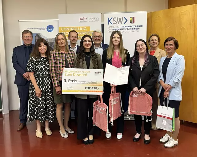 hinten: Helmut Hüttmaier, Christa Hangl, Elke Jaeger, Dietmar Buchner, Albert Mayr und Verena Trenkwalder (v.l.) vorne: das Gewinnerteam mit ihrer Betreuerin Eva Huemer (v.l.). | Foto: FH OÖ