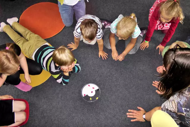 Kinderbetreuung kostet viel Geld. Künftig müssen Eltern wohl mehr Geld für Kindergärten und Kinderhort aufwenden. | Foto: Iris Hamelmann/Pixabay
