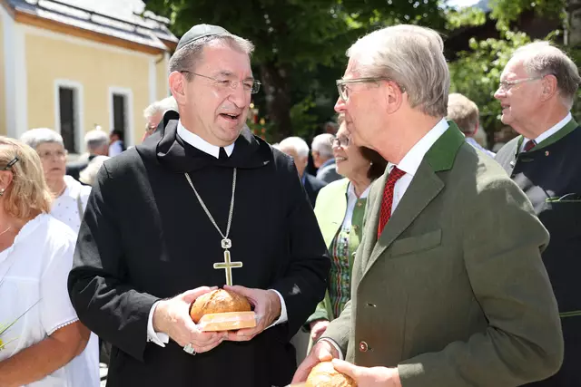 Erzabt Korbinian Birnbacher mit Landeshauptmann Wilfried Haslauer (Juni 2022) | Foto: Land Salzburg / Franz Neumayr 