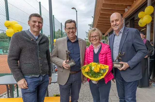 Von links: Obmann Christian Huber, der Bürgermeister von Wals-Siezenheim Andreas Hasenöhrl, Vizebürgermeisterin Karin Huber und Joachim Maislinger. | Foto: Gemeinde Wals-Siezenheim