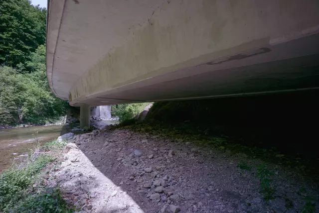 Erster Schritt: der Weg vom Parkplatz unter der Brücke durch wurde so gestaltet, dass auch größere Personen durchkommen. | Foto: Santrucek