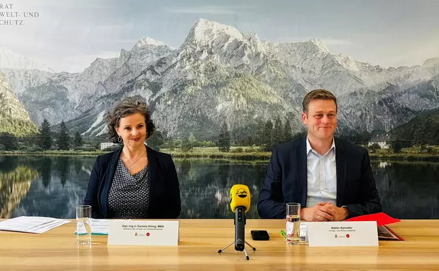 Die Direktorin der Umwelt- und Wasserwirtschaft, Daniela König und Landesrat Stefan Kaineder.  | Foto: Land OÖ/Seher