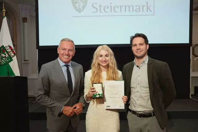 Landeshauptmann Mario Kunasek mit Staatsmeisterin Annika Daum und Andreas Hauser, Präsident des Steirischen Boxverbandes | Foto: SU