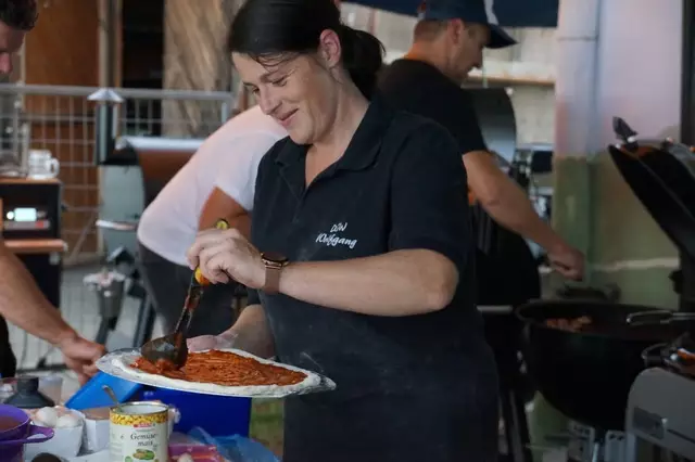 Alle packen bei den Events mit an. Die Geselligkeit ist im Verein das Um und Auf.  | Foto: "Die grillenden Wölfe"