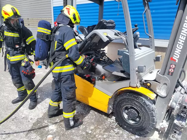 Die Einsatzkräfte brachten den Staplerbrand schnell unter Kontrolle. | Foto: FF Rutzing