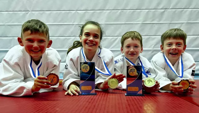 v.l.: Leonard Doppel, Anais Huber, Gabriel Gundolf und Ivan Apukhtin freuten sich sehr über ihre Pokale und Medaillen.