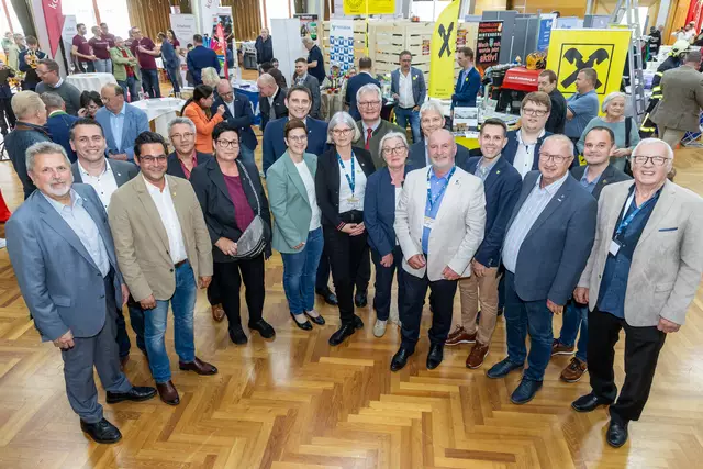Die Bürgermeister und Vertreter der 18 LEADER Region Triestingtal+-Gemeinden bei der Eröffnung der Messe. | Foto: Christian Husar
