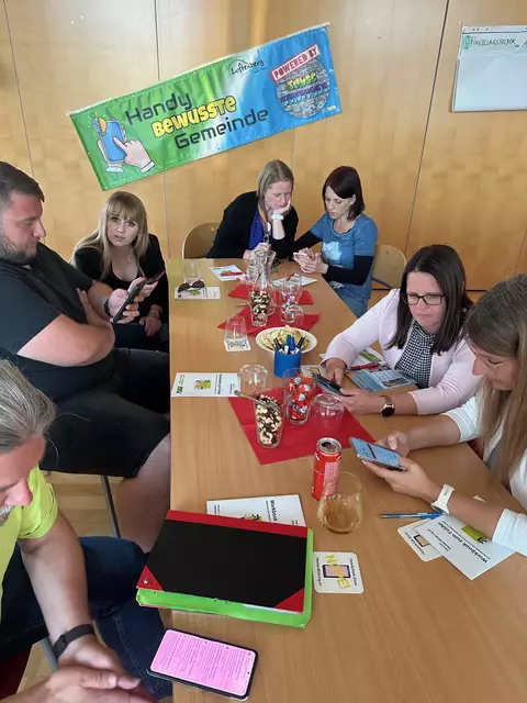 "Learning by doing" - Eltern und Vereinsmitglieder erprobten am eigenen Handy, was sie ihren Kindern und Teens zum Umgang damit weitergeben wollen. | Foto: AK Junge Gemeinde
