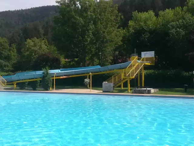 Die Schäden an der Rutsche wurden repariert, das Schlossbad ist für den Saisonstart gerüstet. | Foto: Die Abbilderei