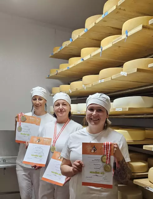 Regina Hanser, Nicole Hermann und Anna Angermann von der Käserei Figerhof freuen sich über die Auszeichnungen. | Foto: Figerhof
