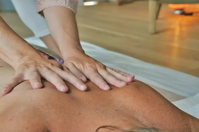 Seit mindestens 15 Jahren soll eine Masseurin aus Hernals mit ihrem Massagetisch montags angereist sein, um „gestressten“ Mitarbeiterinnen und Mitarbeitern zwischen 9 und 13 Uhr im Halbstundentakt Entspannung zu bringen. (Symbolfoto) | Foto: THLT LCX/Unsplash